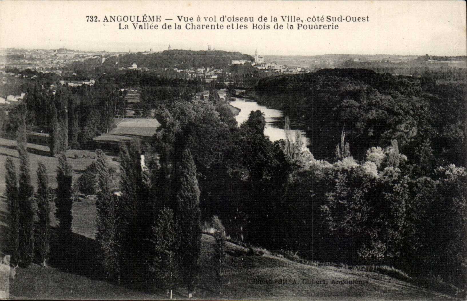 Angoulême — Vue à vol d'oiseau de la Ville, côté Sud-Ouest — La Vallée de la Charente et les Bois de la Poudrerie — Photo-édit. A. Gilbert, Angoulême
