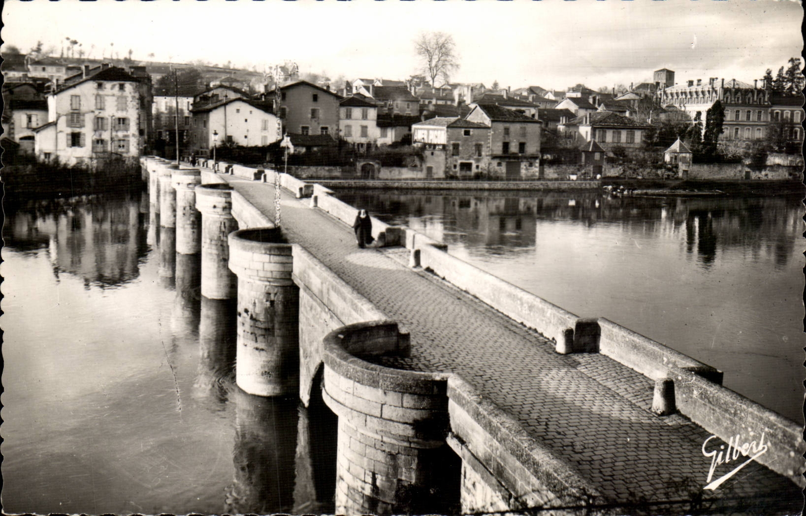 Confolens CPM le vieux pont sur la Vienne