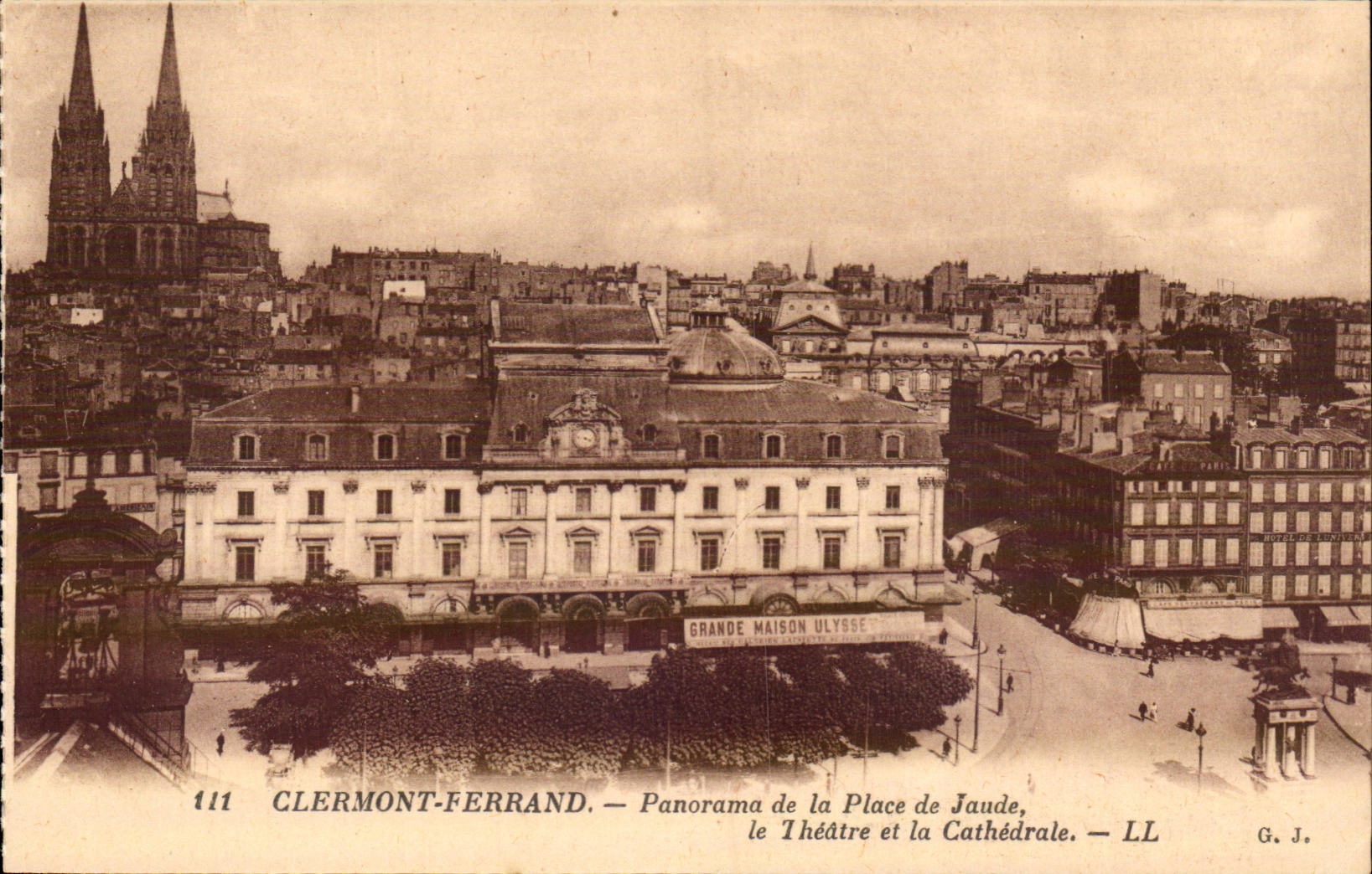 Clermont-Ferrand — Panorama de la Place de Jaude, le Théâtre et la Cathédrale — LL — G. J.
