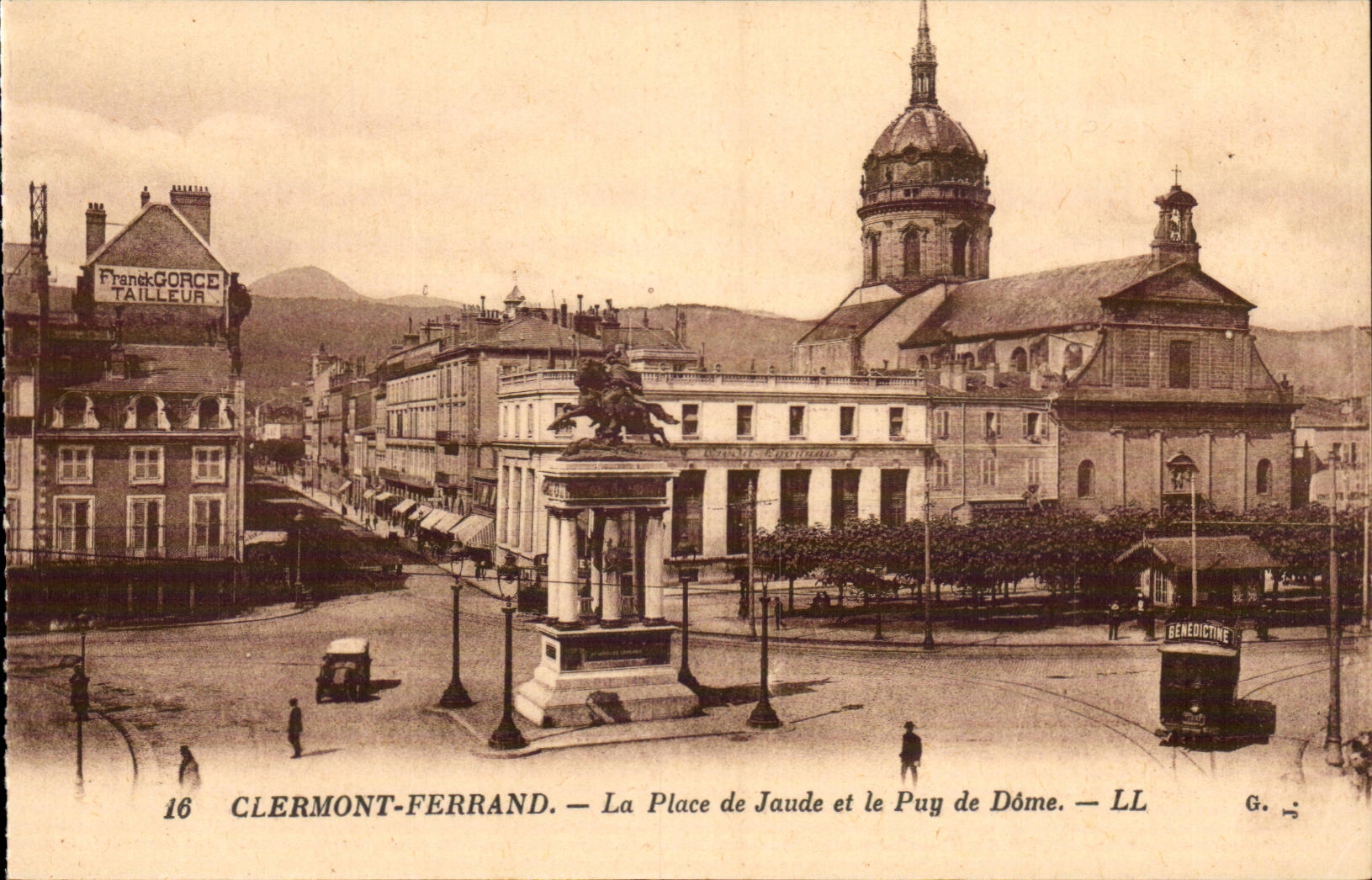 Clermont Ferrand - La Place de Jaude et le Puy de Dome - CPA 