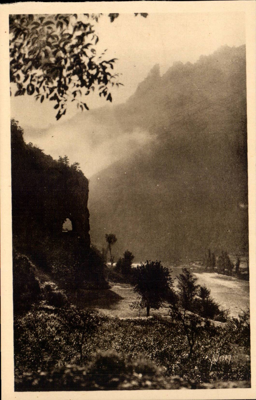 Gorges du Tarn — Route creusée dans le roc à la hauteur des Détroits — Les Éditions d'Art W. Gatti, Paris