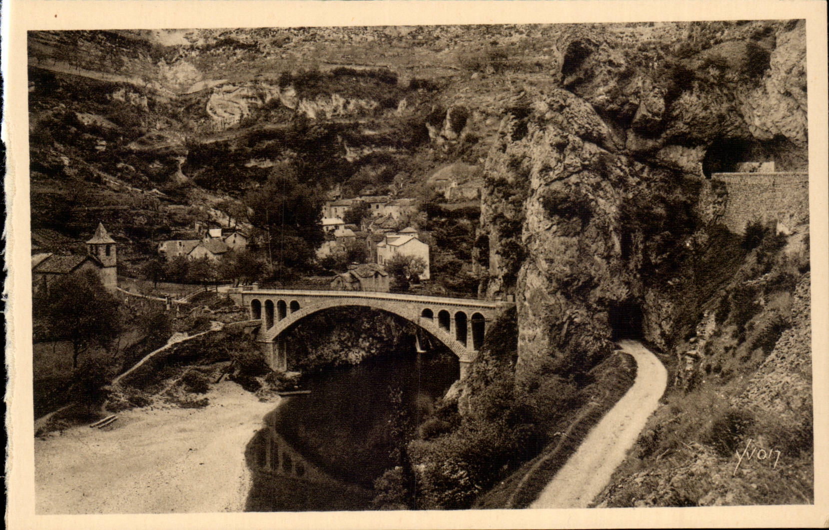 Gorges du Tarn — Saint-Chély (Lozère) — Les Éditions d'Art Yvon, Paris
