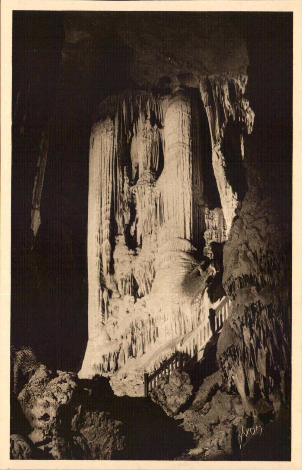 Cave of the Young Ladies — The Marvelous Cave, The Great Organs — Art Editions YVON, Paris