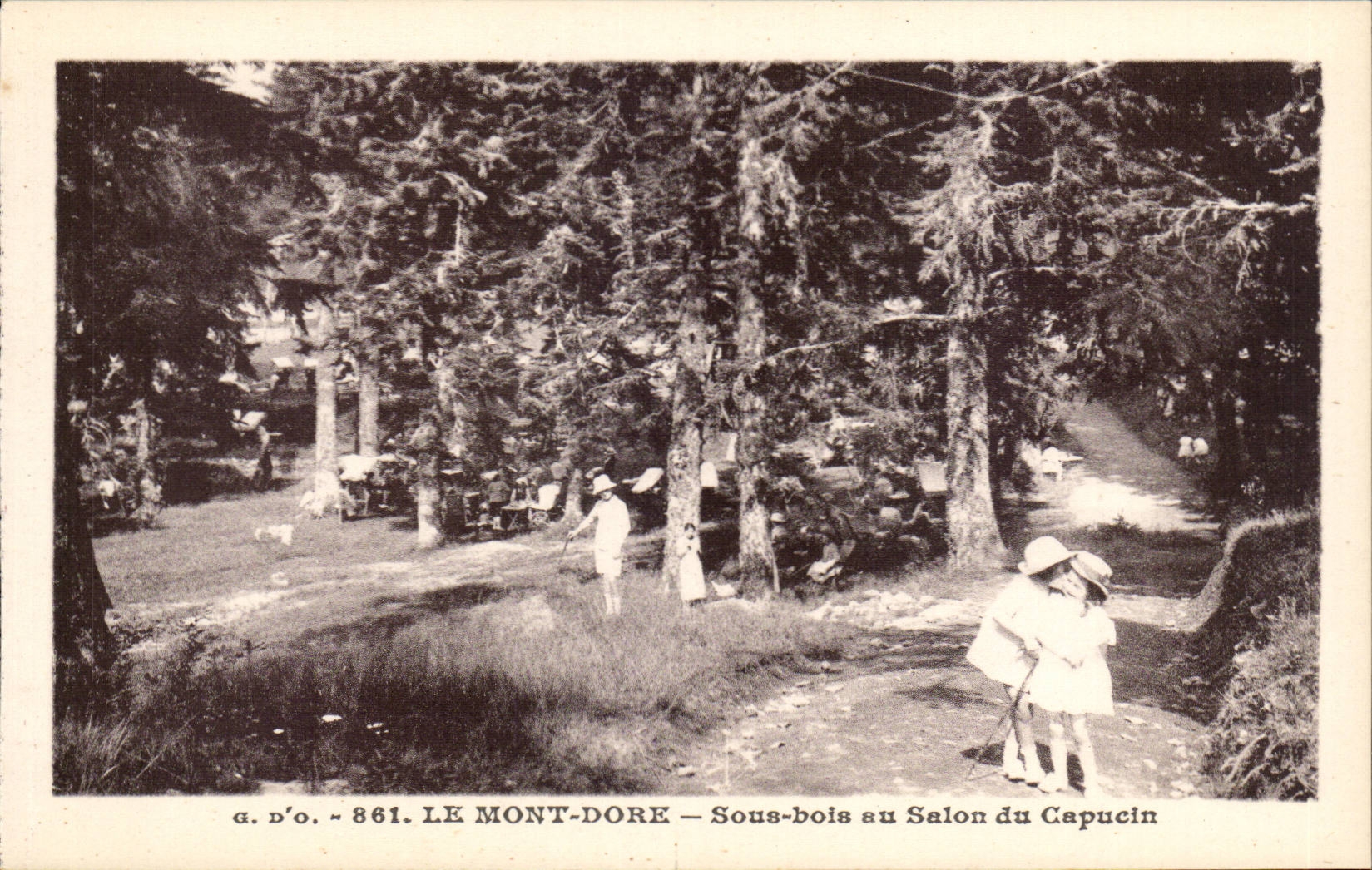 Le Mont Dore - Sous Bois au Salon du Capucin - CPA 