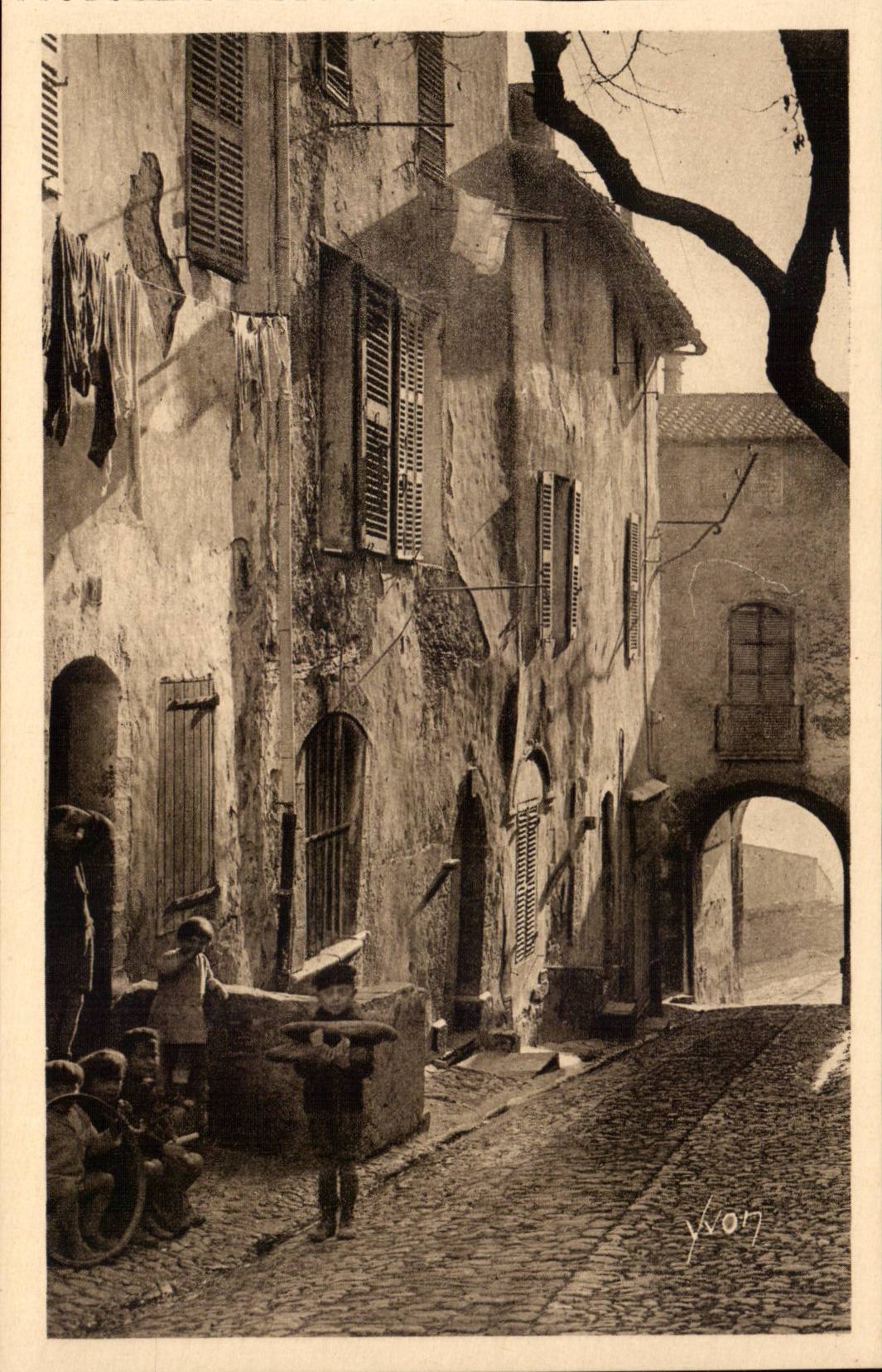 Hyères (Var) — Le Vieux Quartier — Yvon
