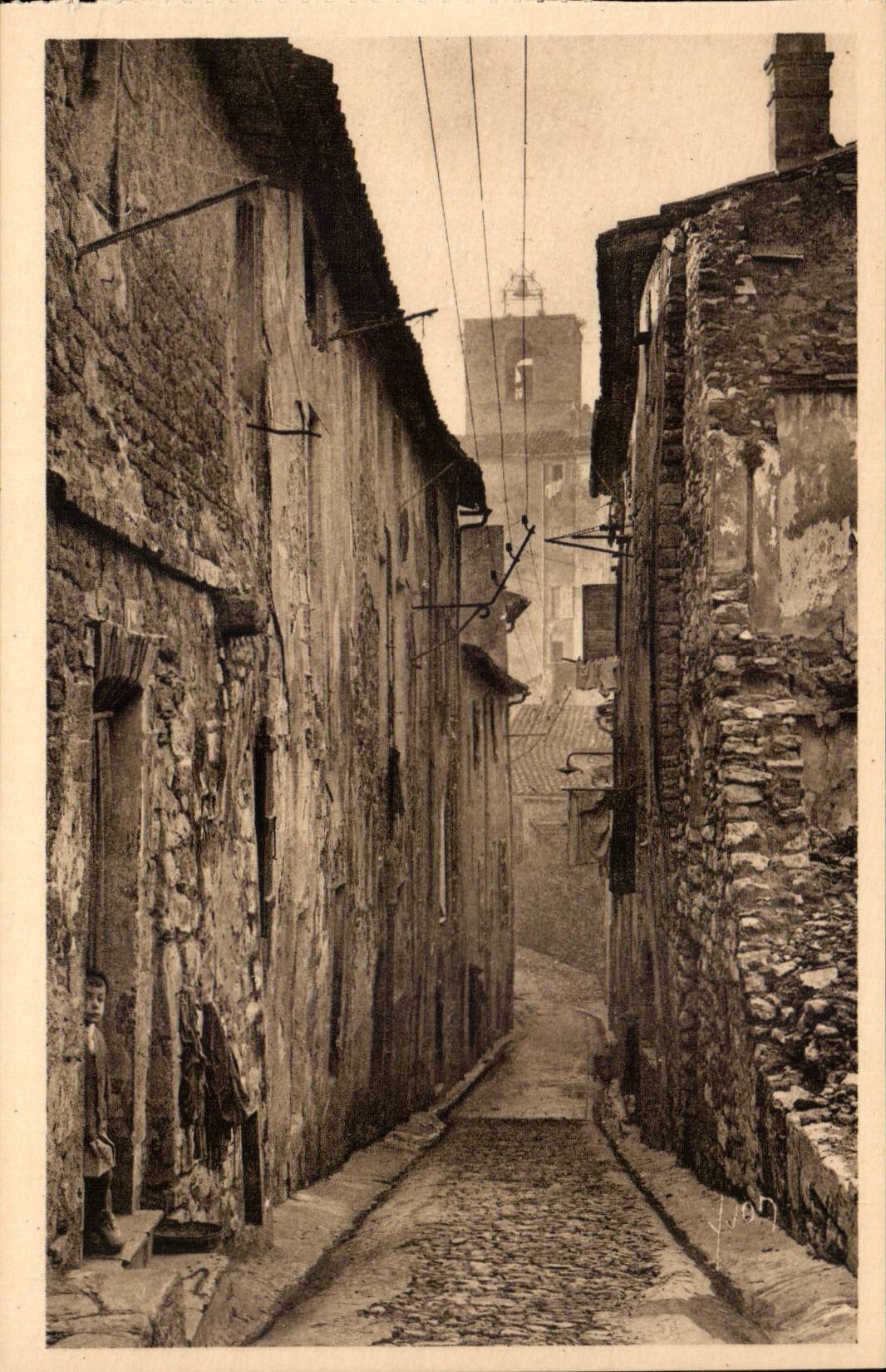 Hyeres - Le Clocher de Saint Paul vu d'une vieille rue CPA 