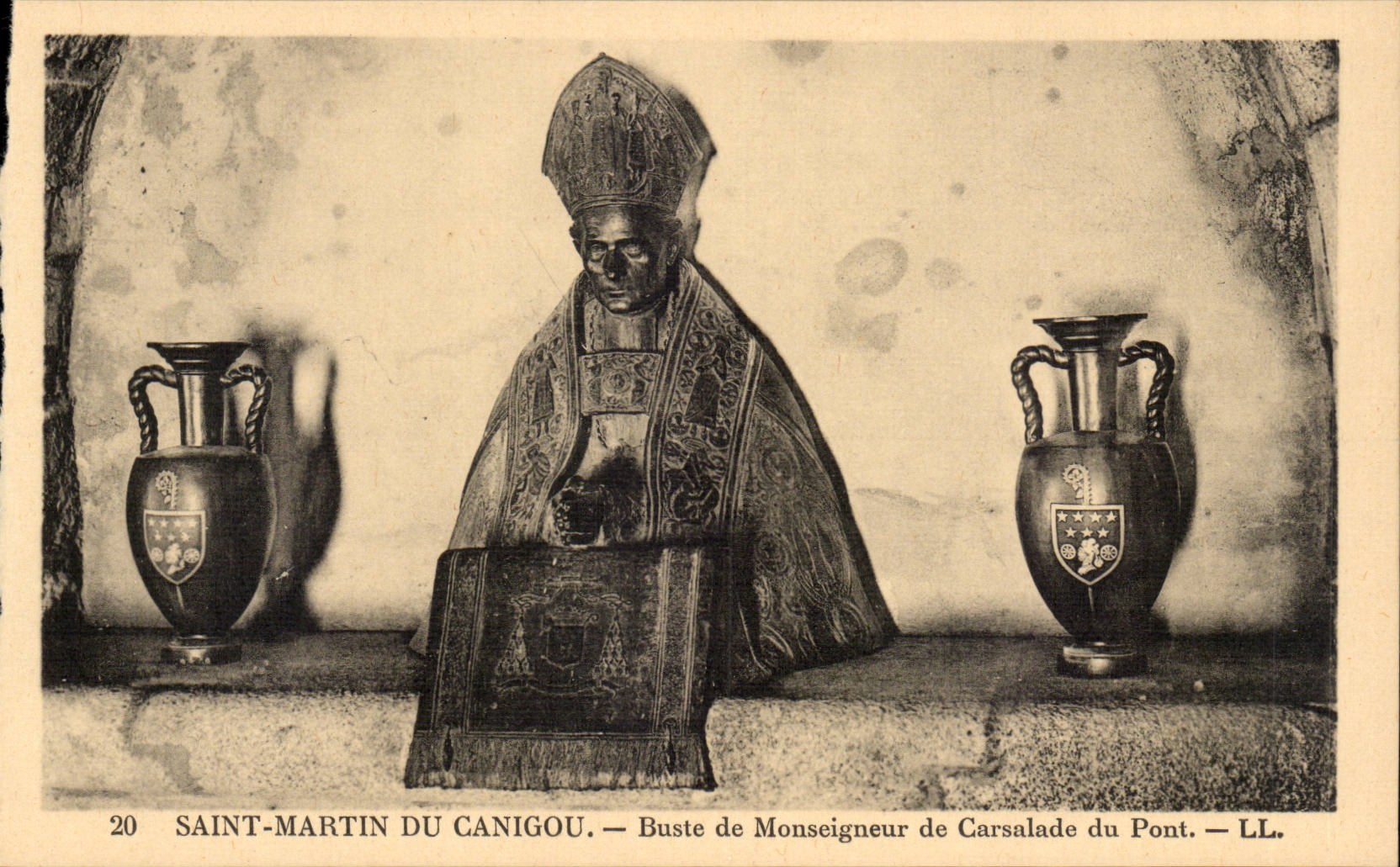 Saint martin du Canigou CPA Buste de monseigneur de Carsalade du pont