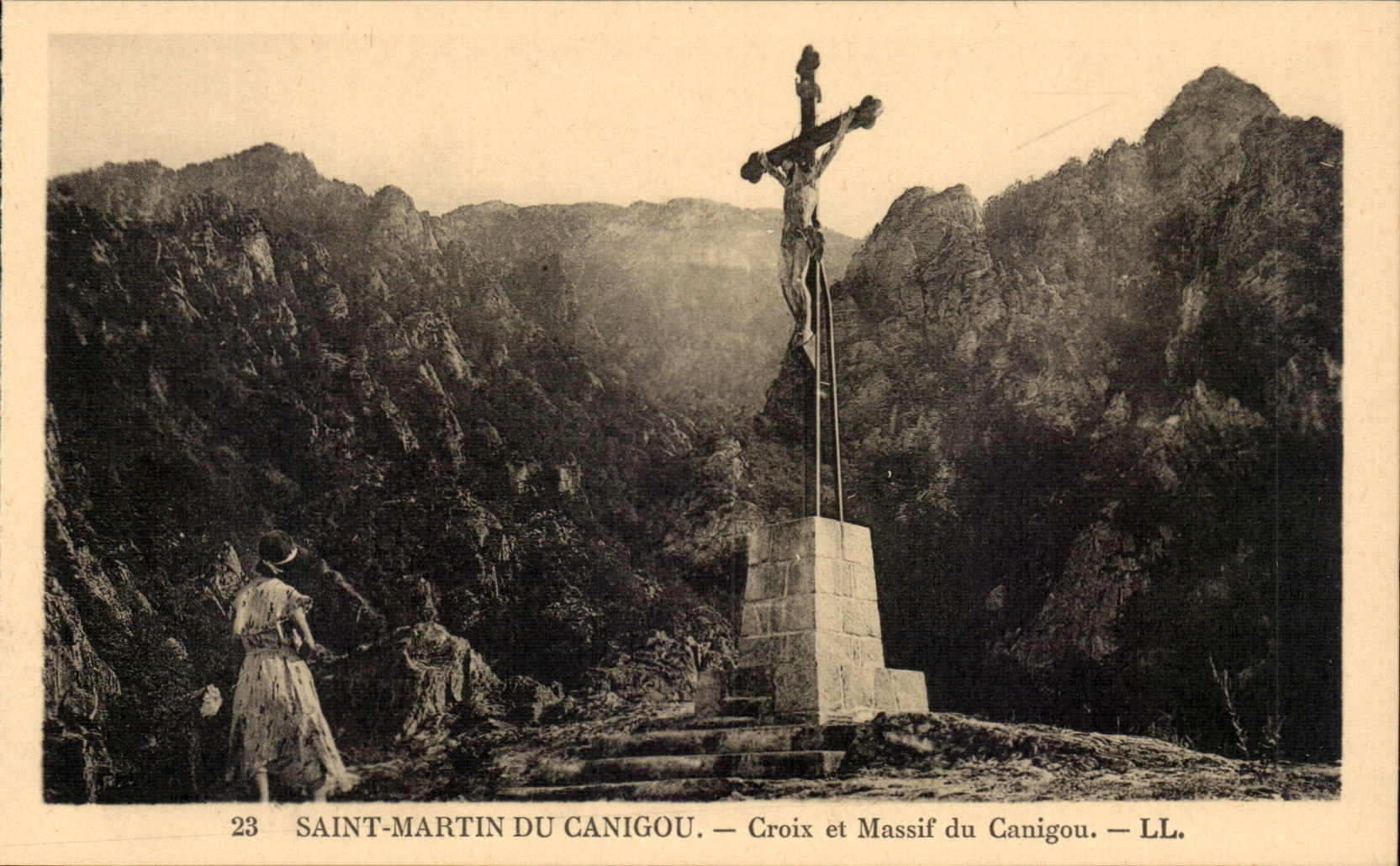 Saint martin du Canigou CPA Croix et massif du Canigou
