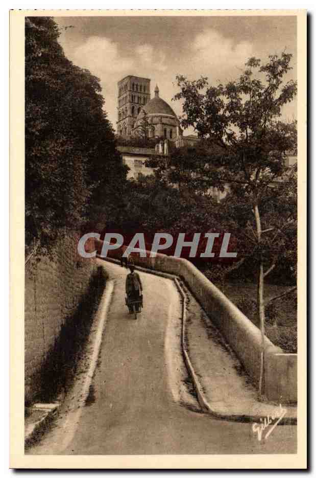 Angouleme CPA Vieille rue Saint Martin et la cathedrale