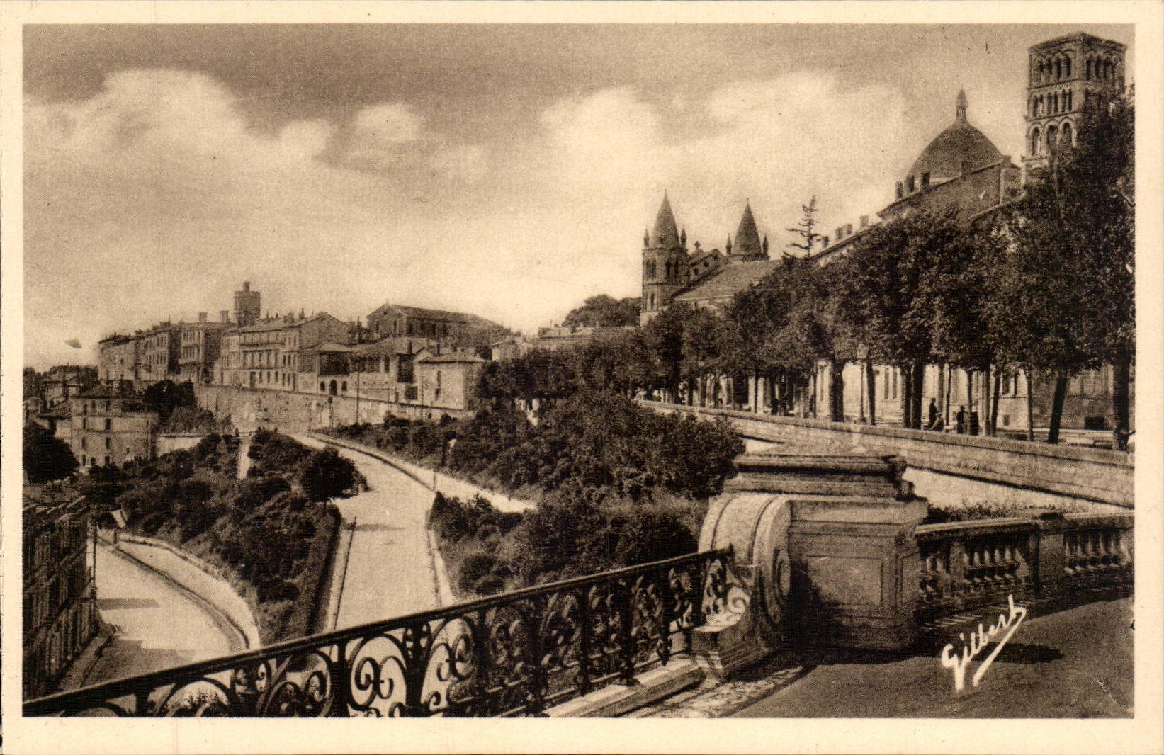 Angoulême — Le Rempart Desaix et la Cathédrale — Édition d'Art A. Gilbert, Soulaç-et-Mer