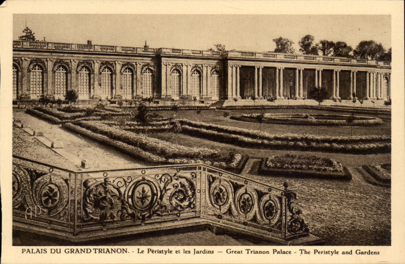 Palais du Grand Trianon — Le Péristyle et les Jardins — Éditeur E. Papeghin, Paris