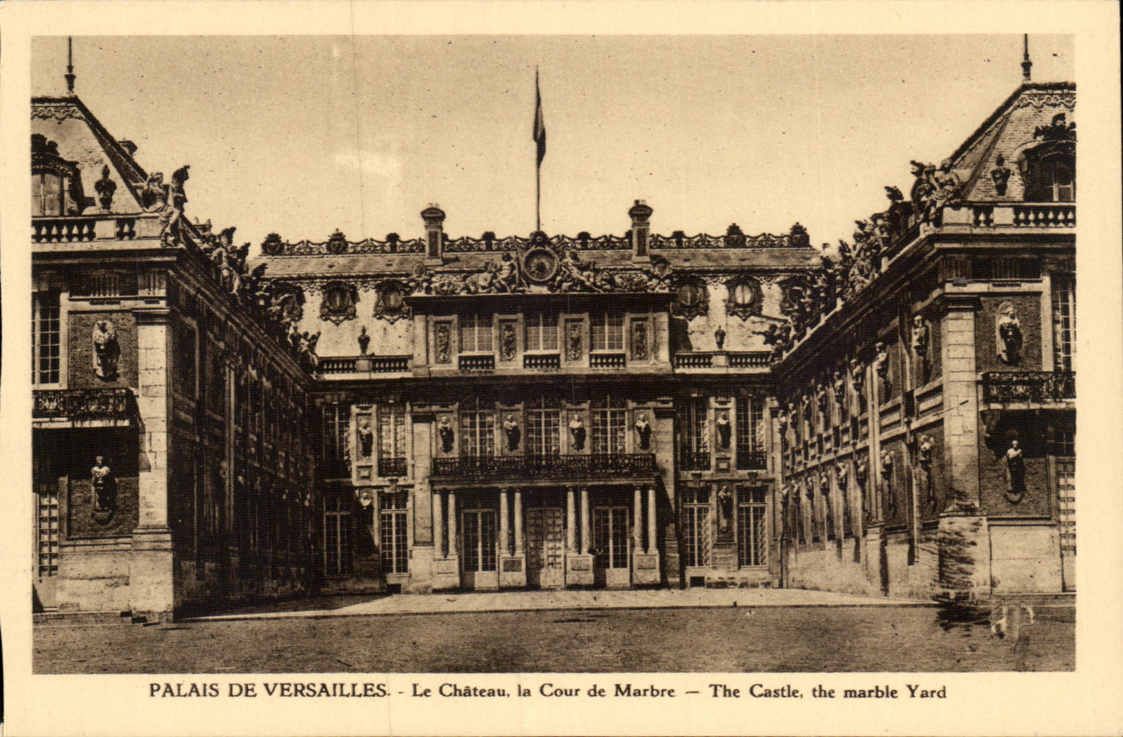 Versailles - Le Chateau - La Cour de Marbre CPA 