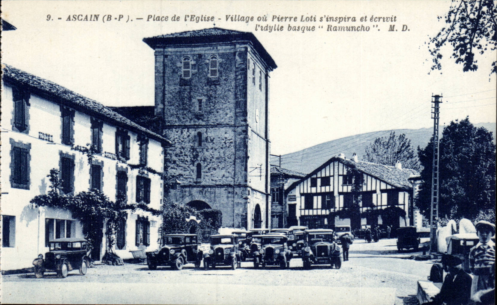 Ascain (B-P) — Place de l'Église — Village où Pierre Loti s'inspira et écrivit l'odyllye basque "Ramuncho". M.D.