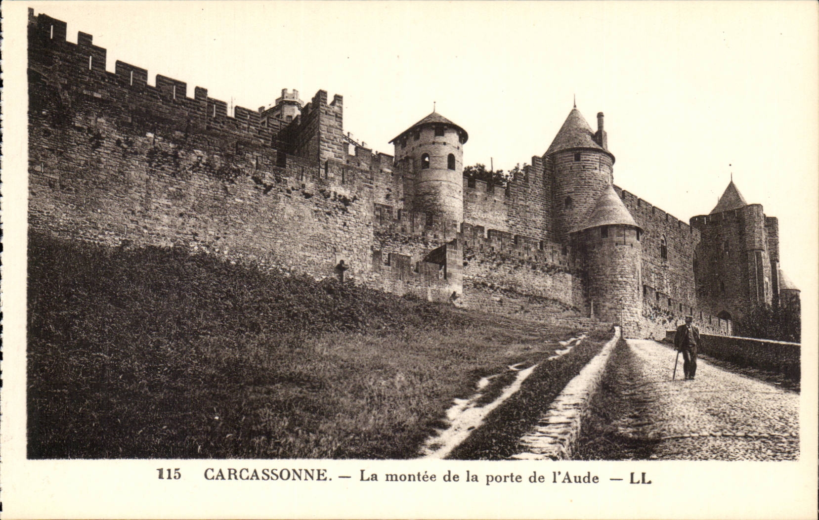 Carcassonne — La montée de la porte de l'Aude — LL