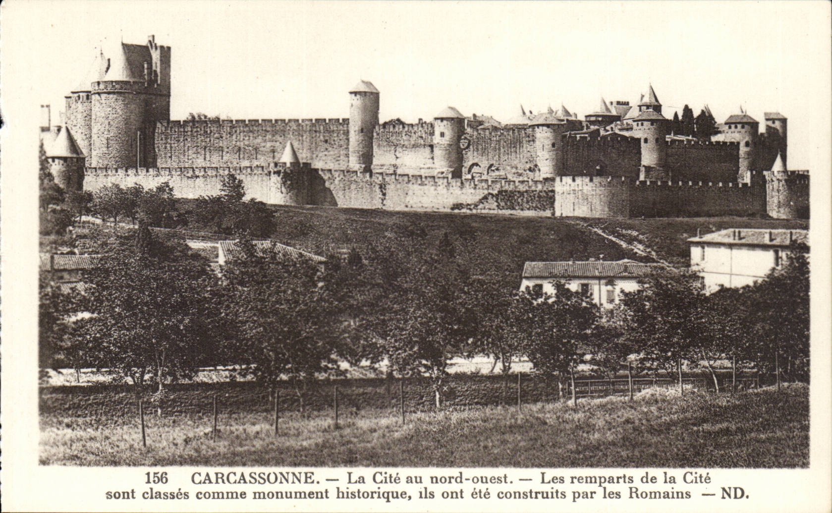 Carcassonne — La Cité au nord-ouest — Les remparts de la Cité sont classés comme monument historique, ils ont été construits par les Romains — ND.