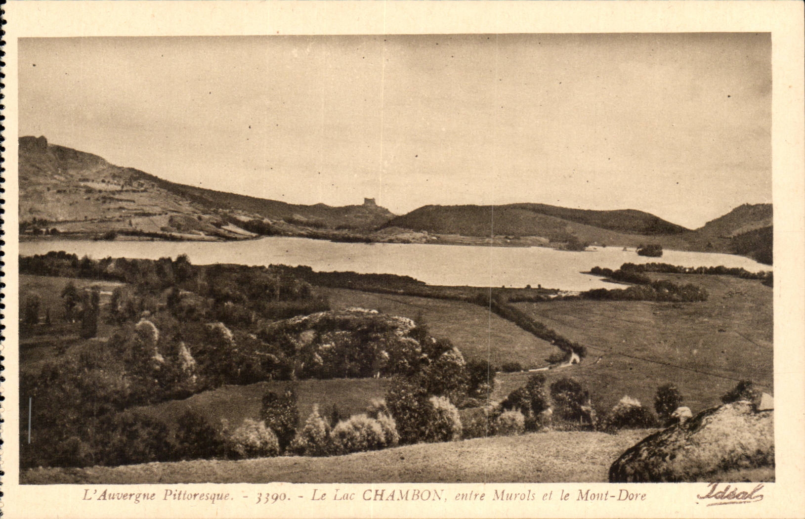 L'Auvergne Pittoresque — Le Lac CHAMBON, entre Murols et le Mont-Dore — Idéal