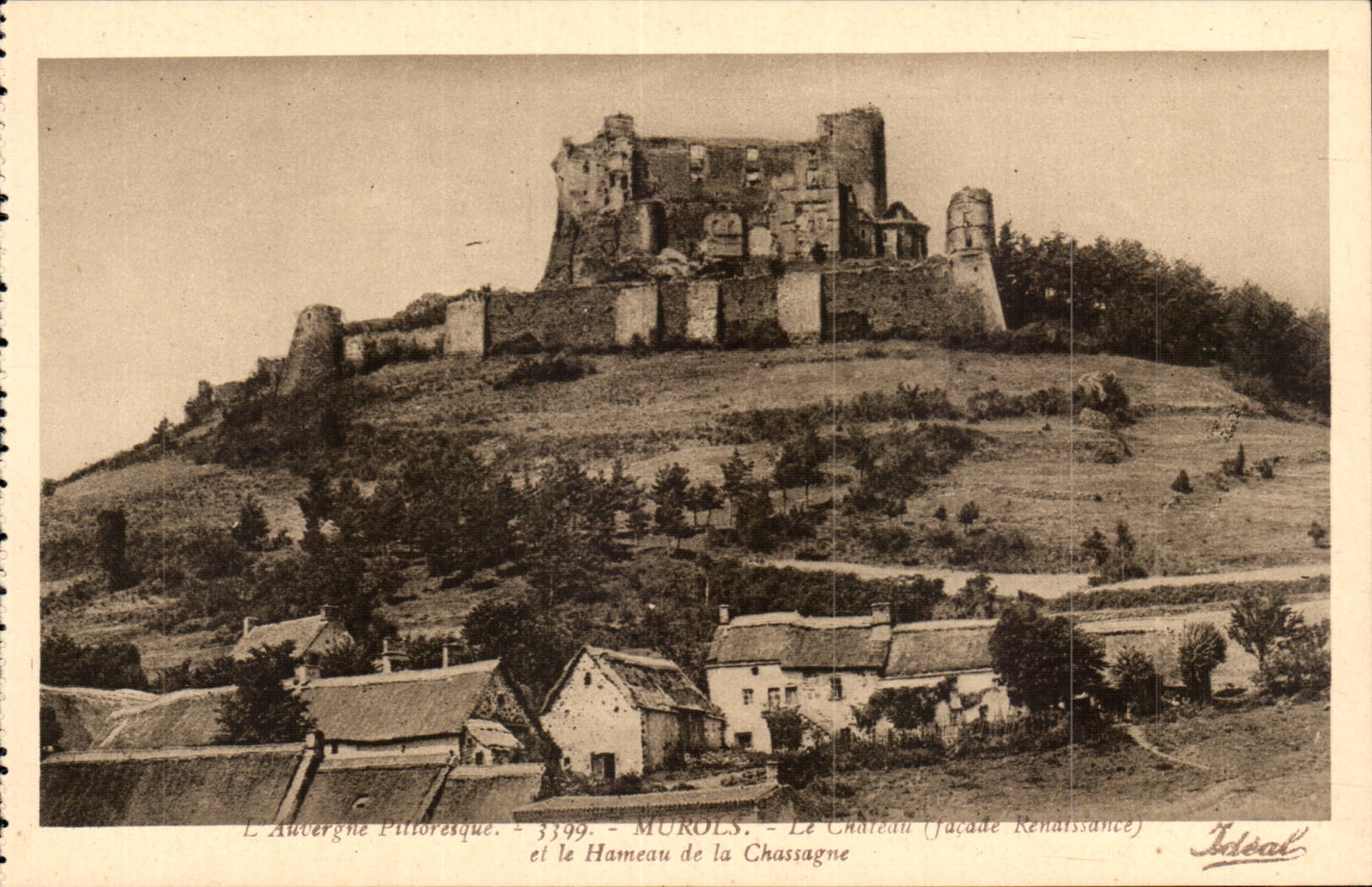 Murols - Le Château (façade Renaissance) et le Hameau de la Chassagne — Ideal