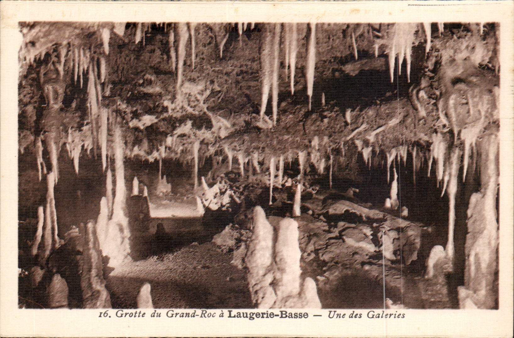 Laugerie Basse - Grotte du Grand Roc - Une des Galeries - CPA 