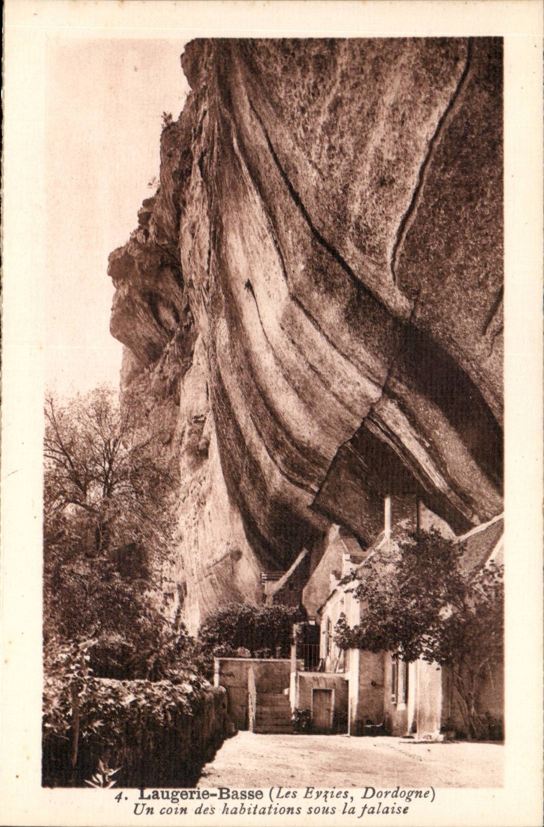 Laugerie-Basse (Les Eyries, Dordogne) — Un coin des habitations sous la falaise — Imp. François, Limoges