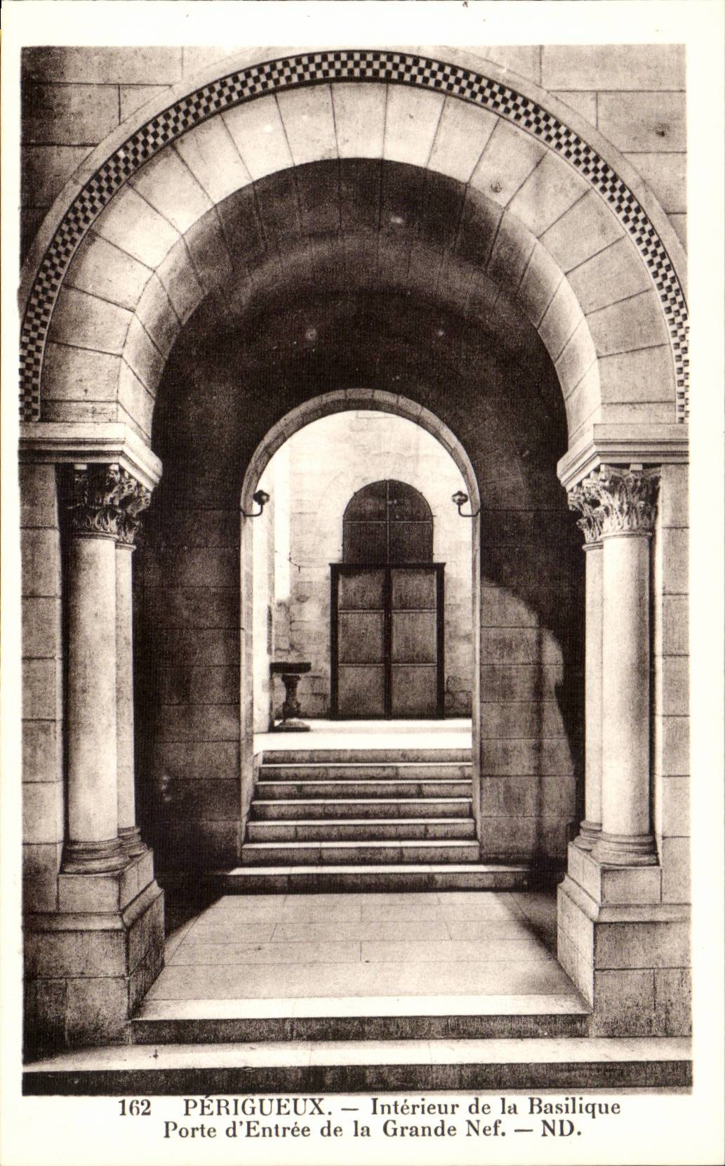 Périgueux — Innenansicht der Basilika, Eingang zur Kirchenschiff — ND.