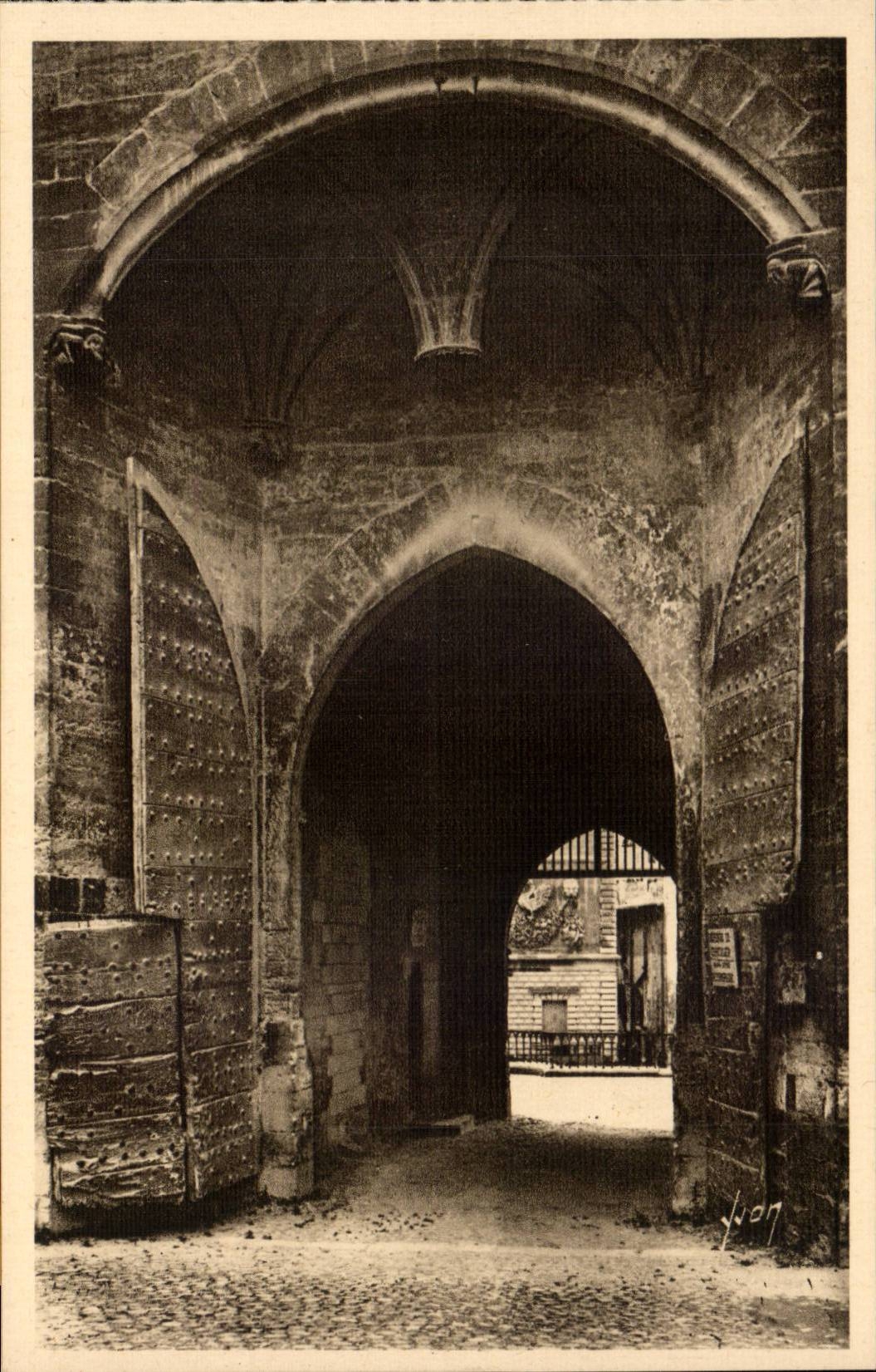 Avignon CPA Palais des papes Porte d'entree vue de la cour interieure