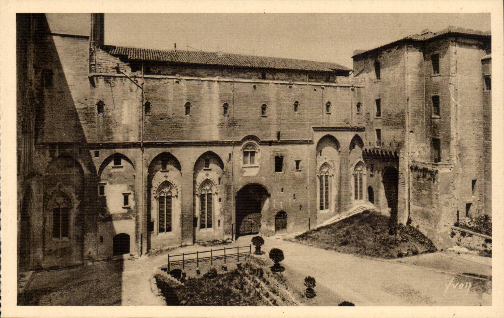 Avignon CPA Palais des papes Cour d'honneur