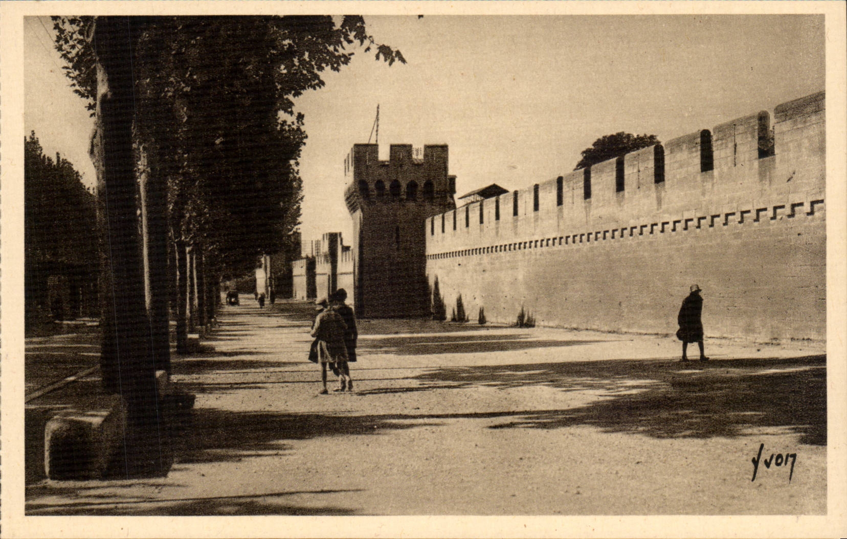 Avignon CPA Palais des papes Les remparts