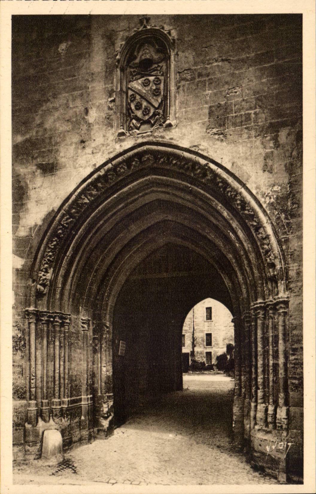 Avignon CPA Palais des Papes L'entree Armoiries du pape Clement VI