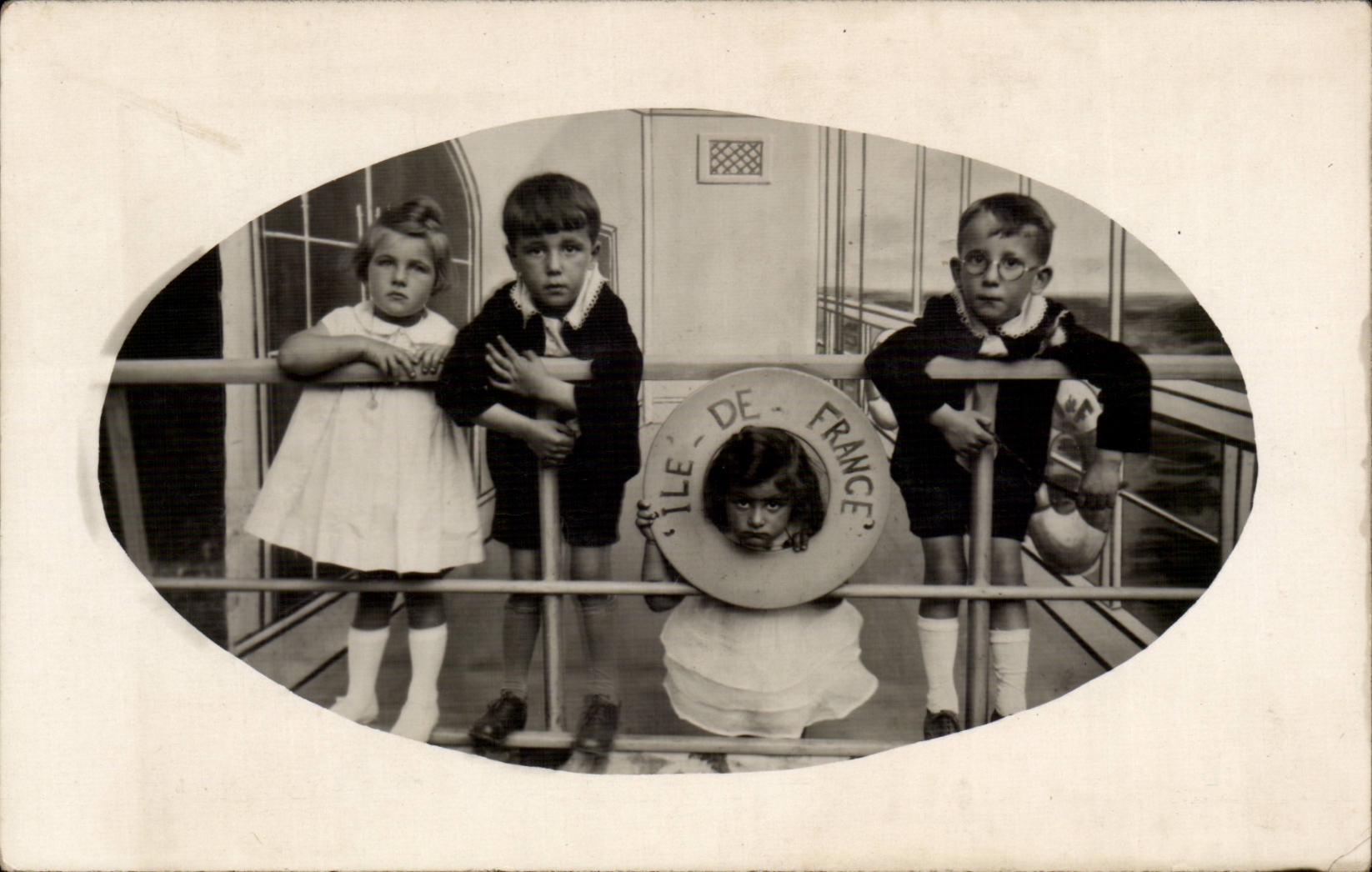 CARTE PHOTO Enfants Bateau ile de France (fete de Rollot Aout 1933) (enfants)