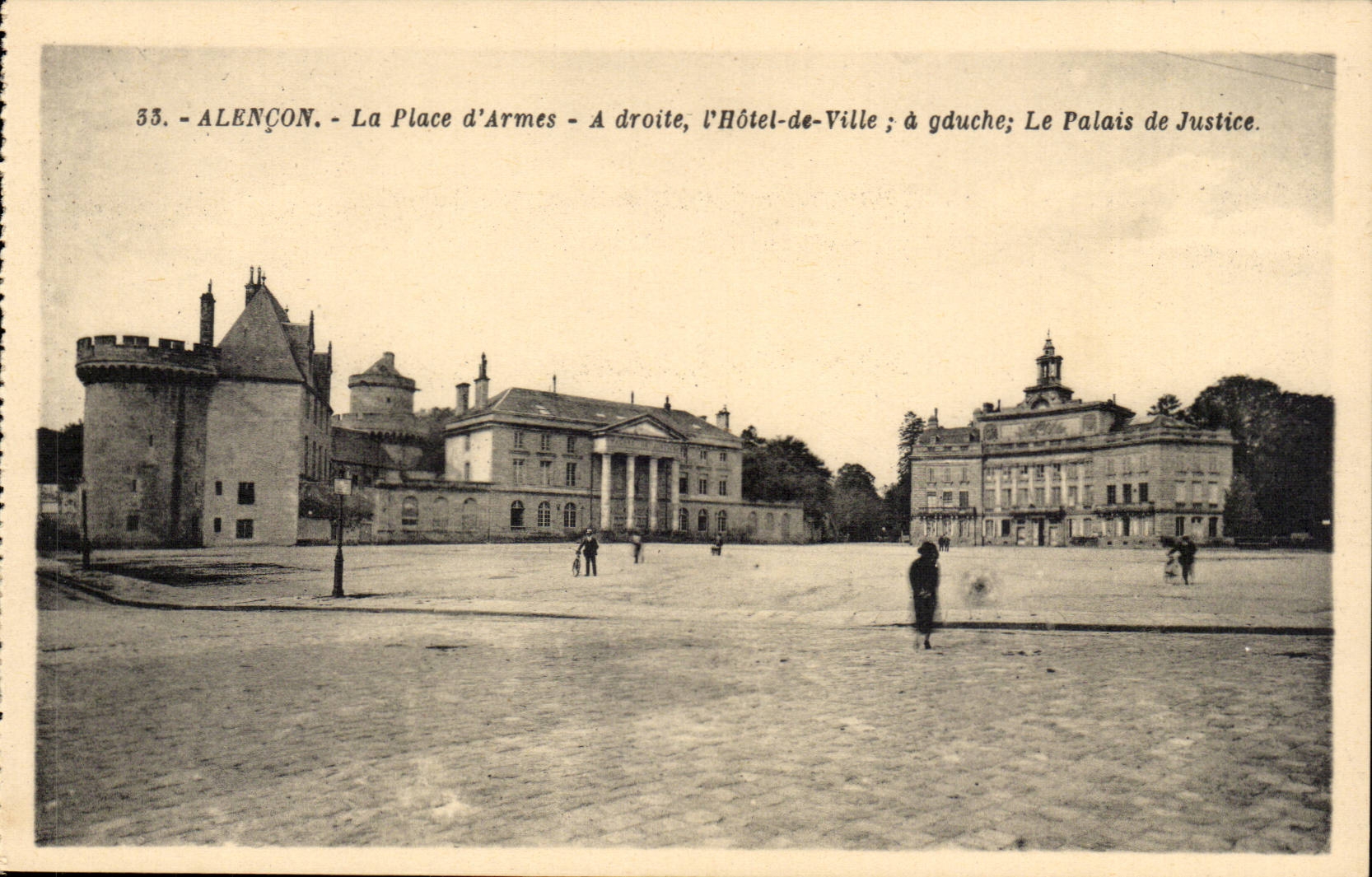Alencon CPA La place d'armes A droite l'hotel de ville a gauche le palais de justice