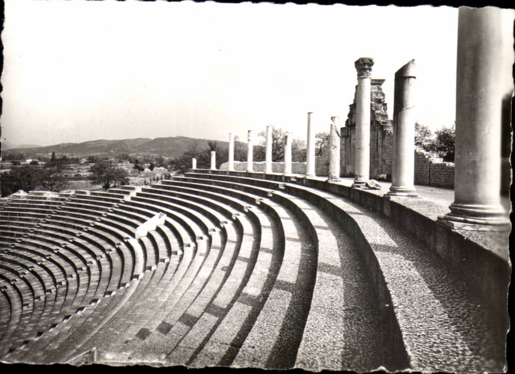 Vaison-la-Romaine — Le Théâtre Romain et les Colonnes — CPAPHIL 92-33