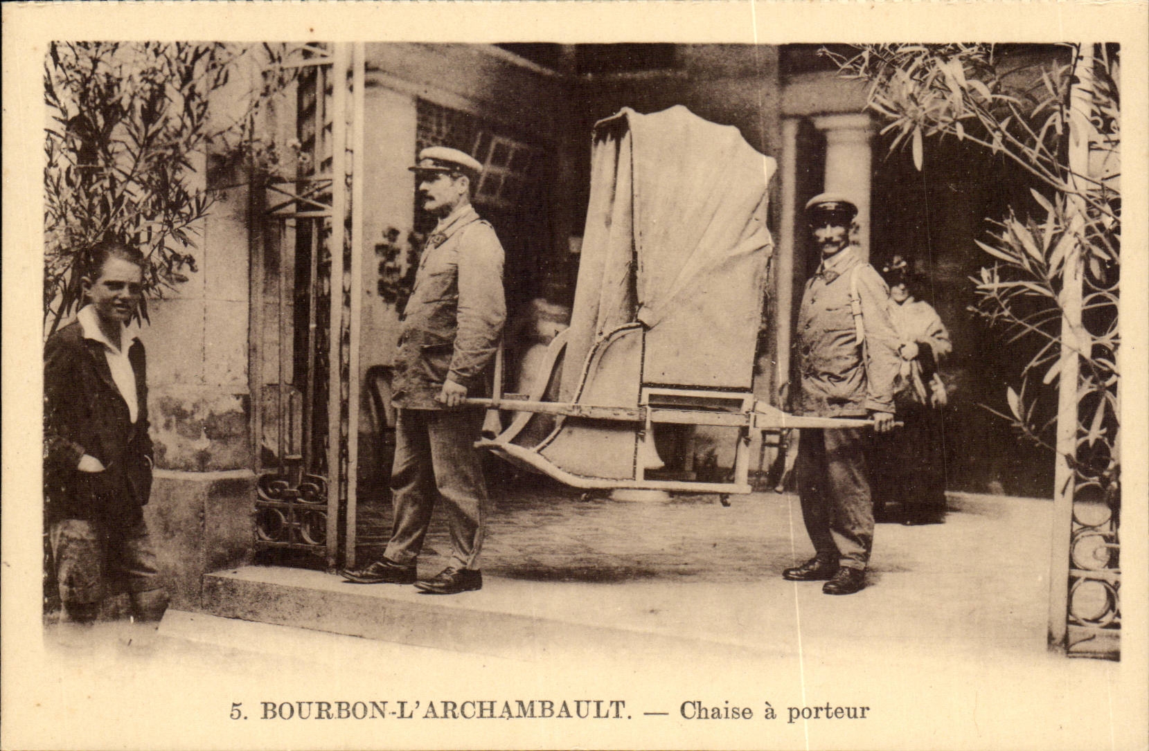 CPA Bourbon l'archambault Chaise a porteur ( metier )