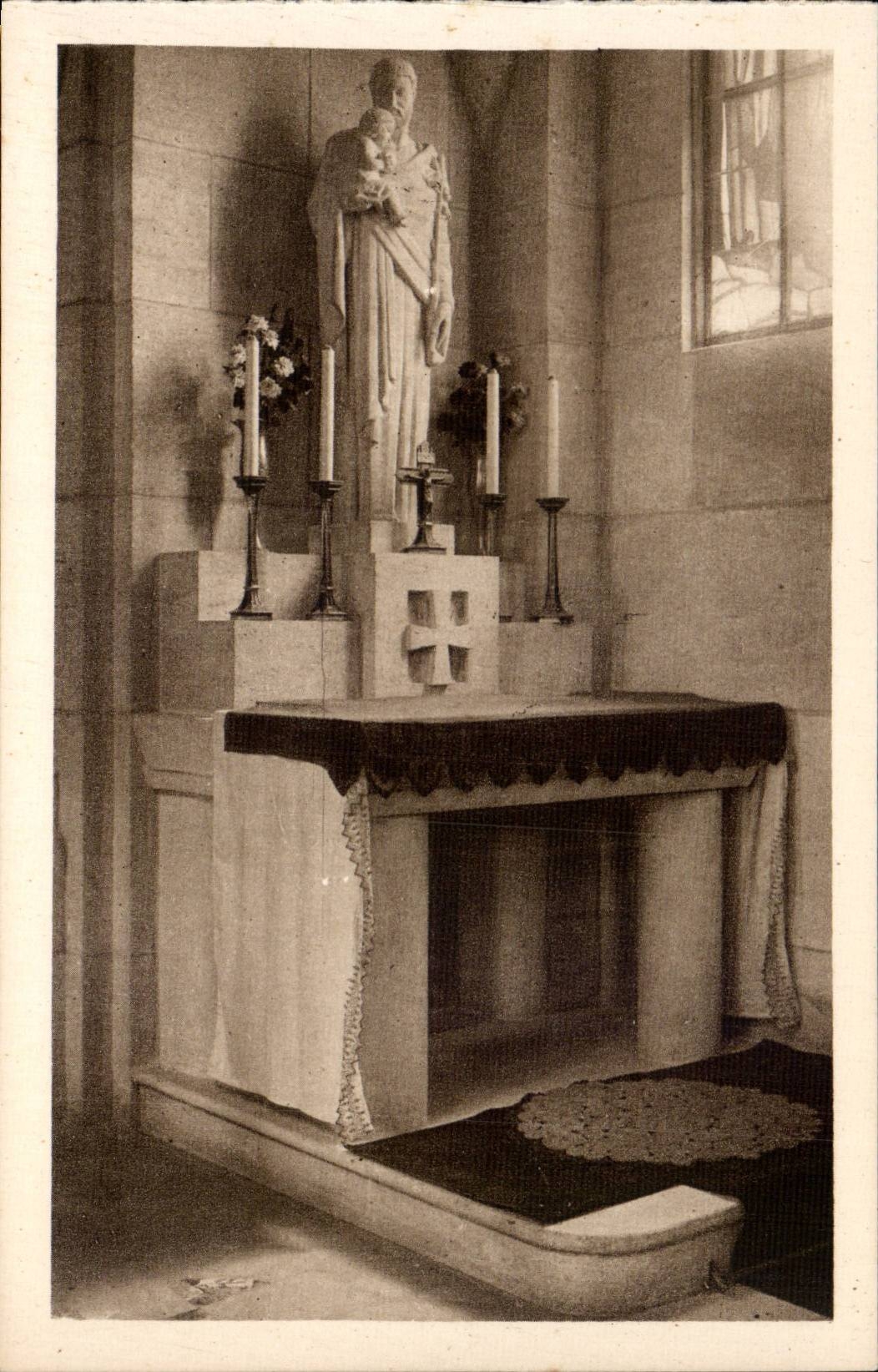 Ossuaire de Douaumont — Chapelle catholique, autel latéral (côté droit) dédié à Saint-Joseph. Statue due au ciseau de Jean Vézien, 1er grand prix de Rome.