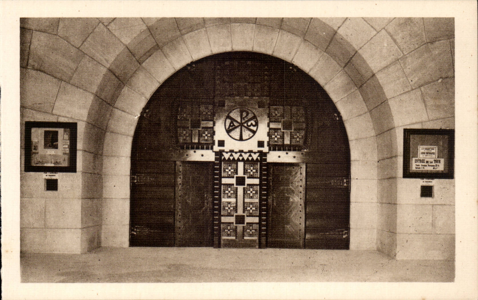 Entrée de la Tour — Ossuaire de Douaumont — Imprimerie des Réunies de Nancy
