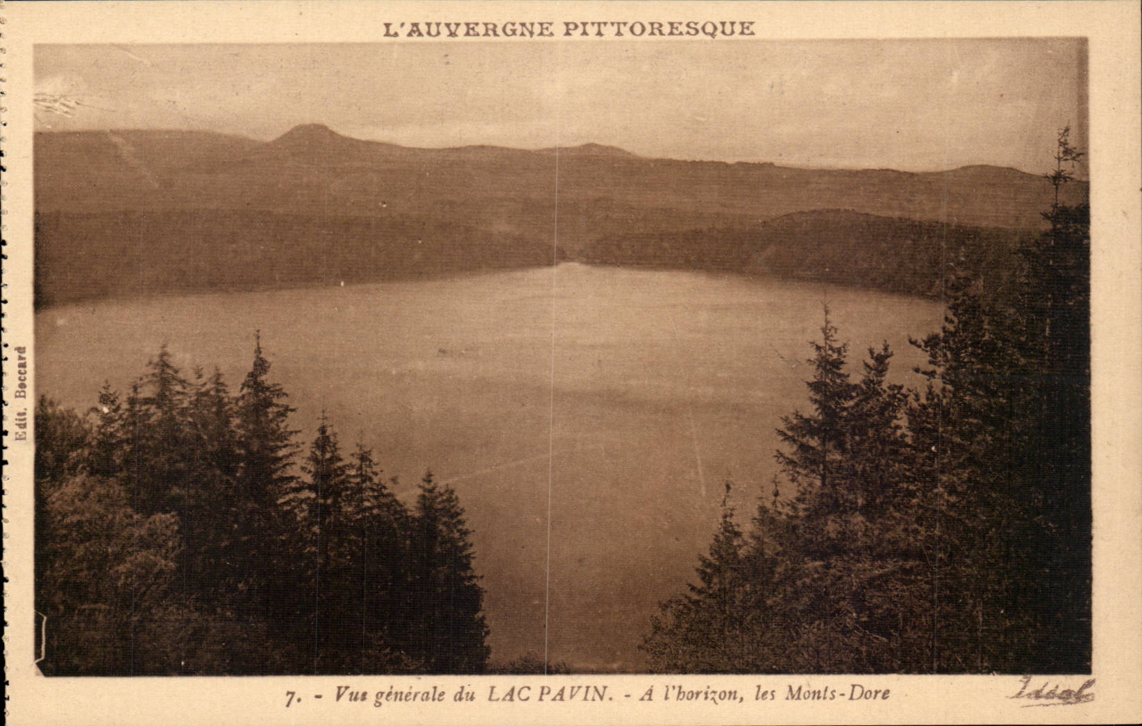 L'Auvergne pittoresque — Vue générale du Lac Pavin, à l'horizon les Monts-Dore — Édit. Baccard