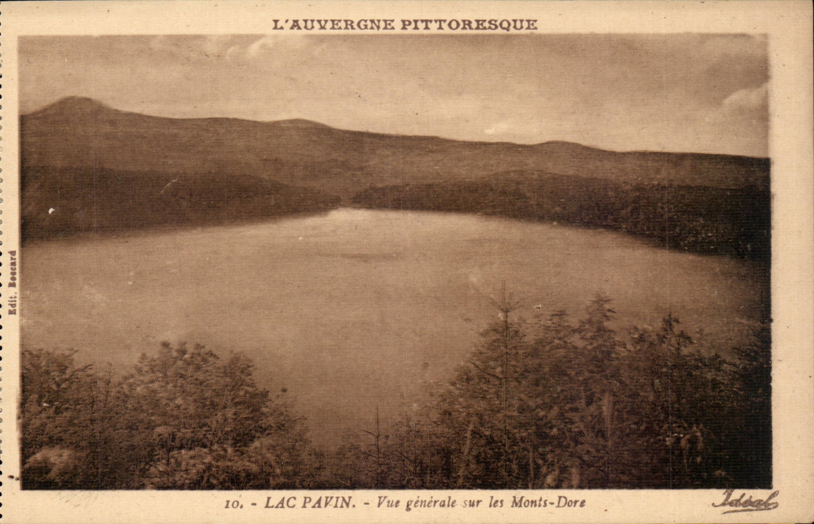 CPA Auvergne Le lac Pavin Vue generale sur les Monts Dore