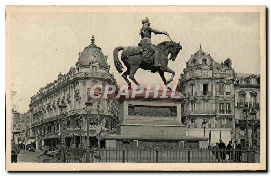Orleans CPA La place du MArtroi Statue de Jeanne d'arc