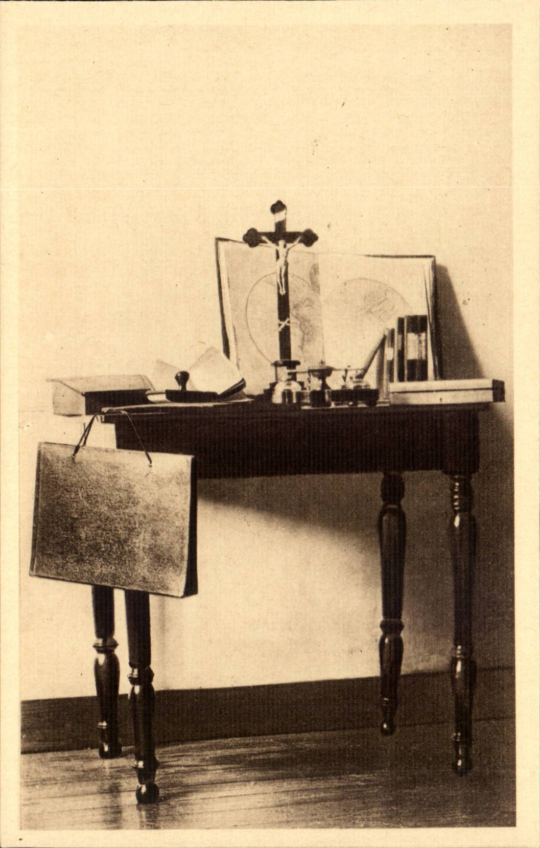 Table de travail de Sainte Thérèse enfant — conservée aux Buissonnets — CPAPHIL n°15