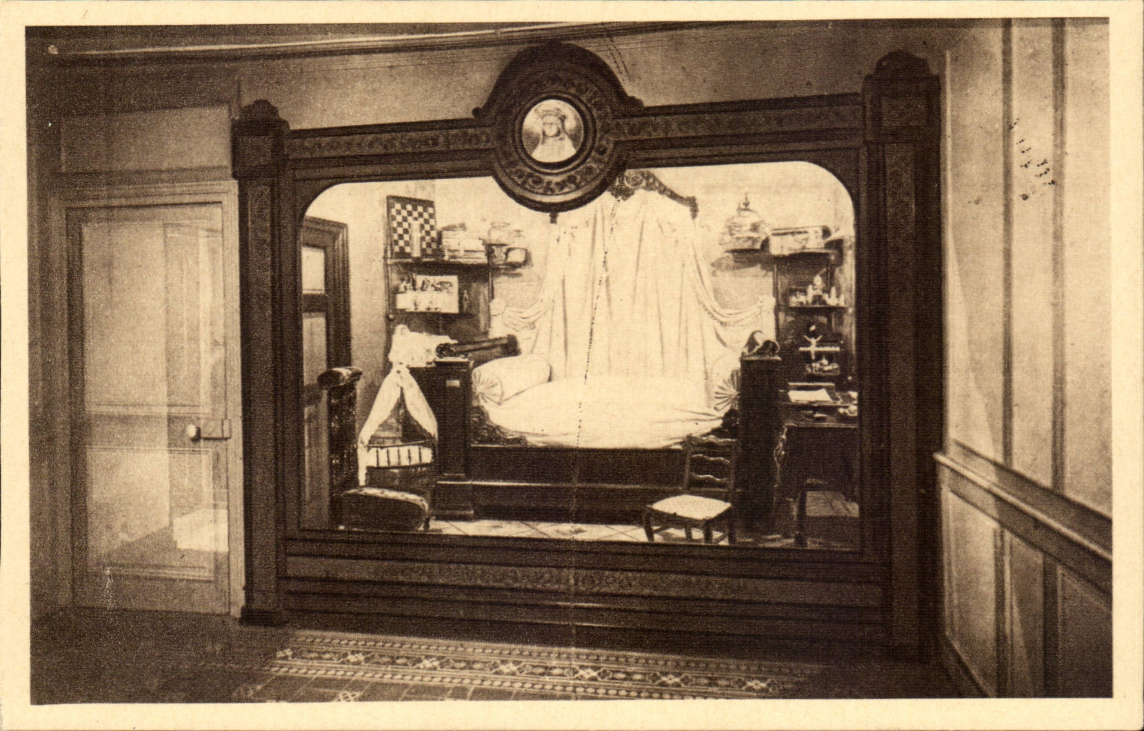 Lisieux Les Buissonnets CPA La vitrine des souvenirs Sainte therese de l'enfant Jesus