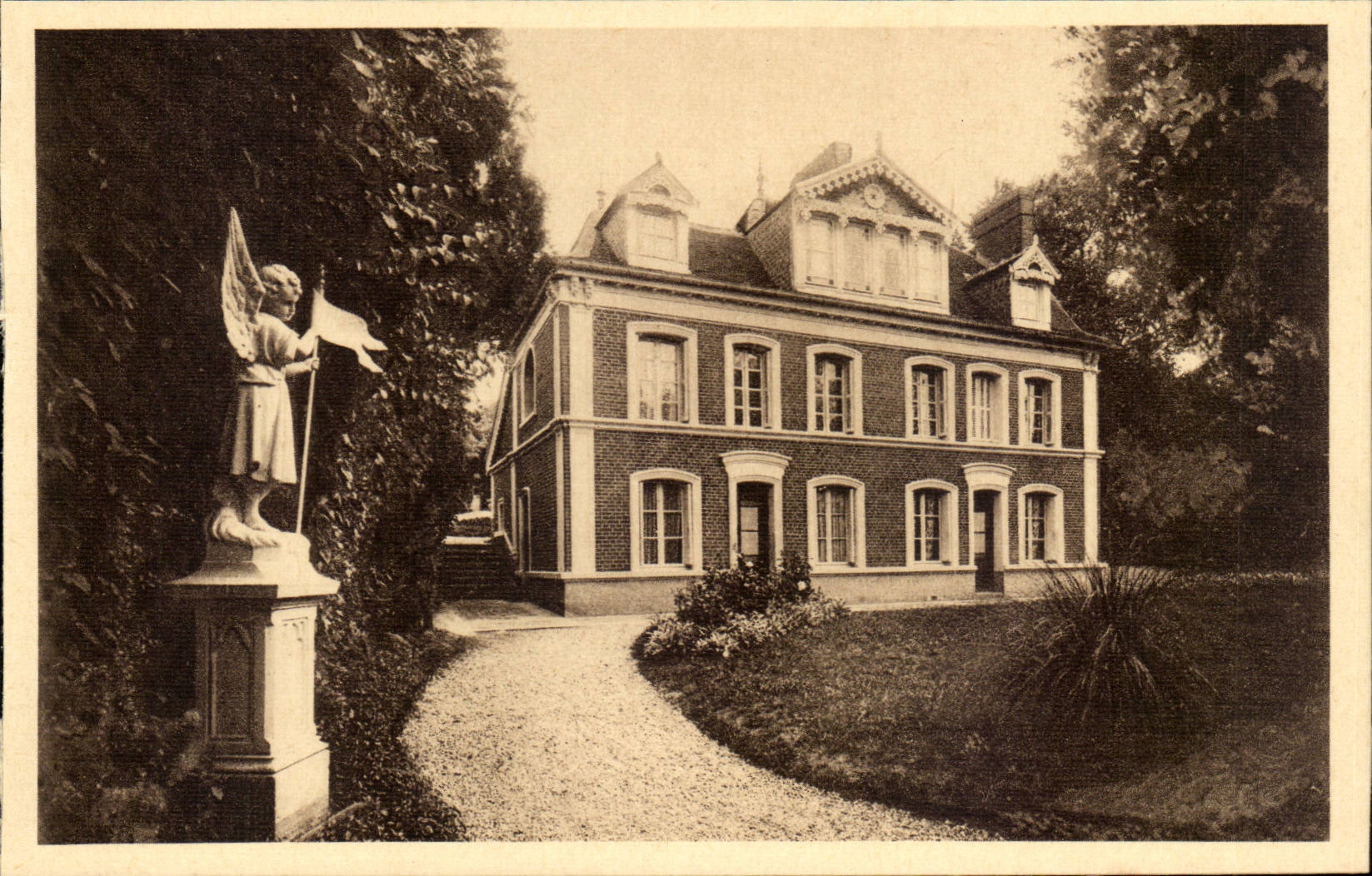 Lisieux Les Buissonnets CPA Facade d'entree Sainte therese de l'enfant Jesus