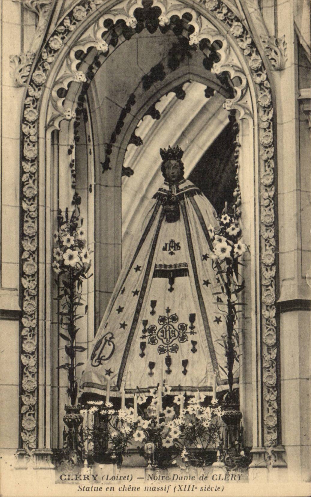 Clery CPA Notre DAme Statue en chene massif