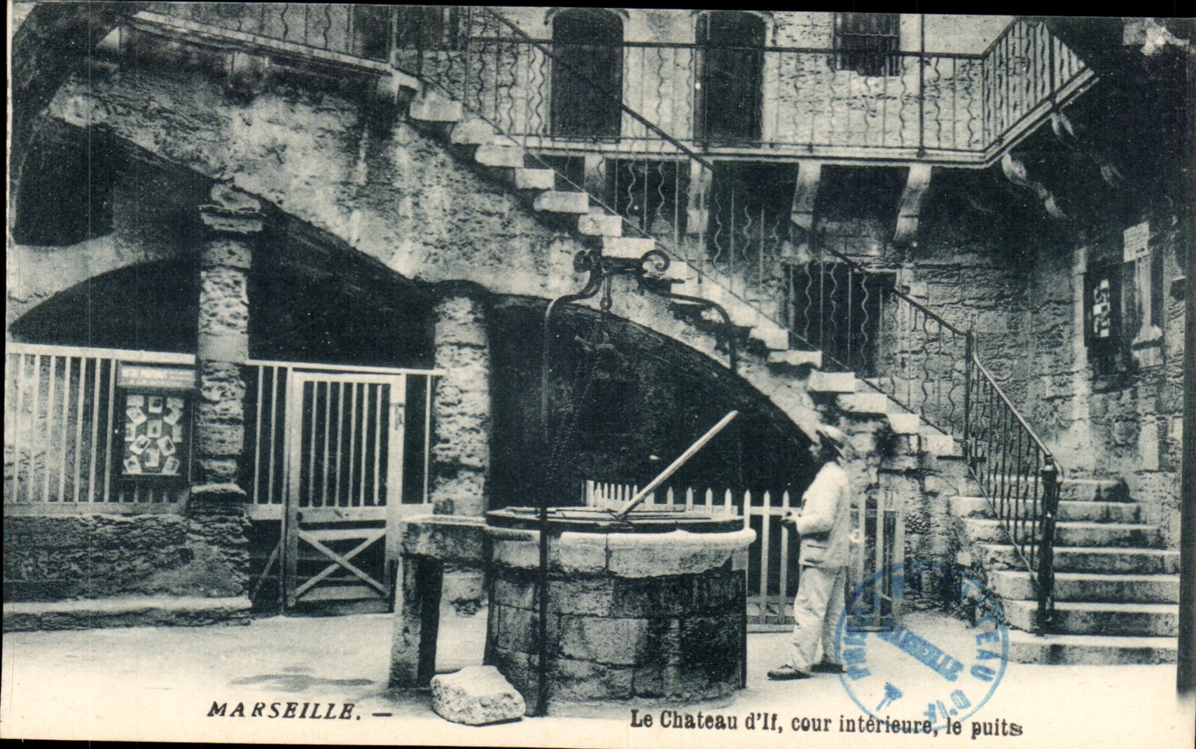 Marseille Chateau d'if CPA Cour interieure Le puits