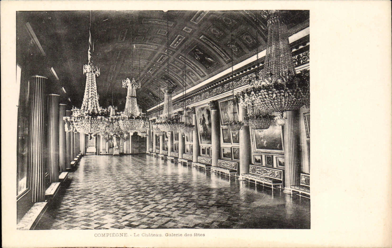 CPA Compiegne Le chateau Galerie des fetes