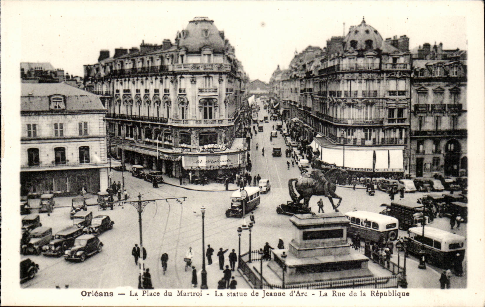 CPA Orleans Place du martroi La statue de Jeanne d'arc La rue de la Republique