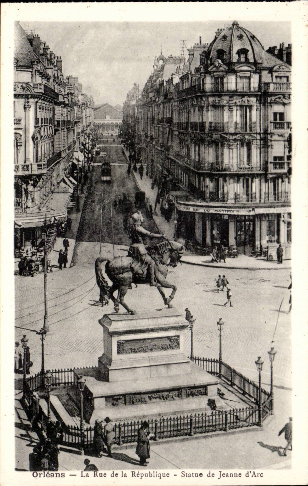 CPA Orleans Rue de la Republique Statue de Jeanne d'arc