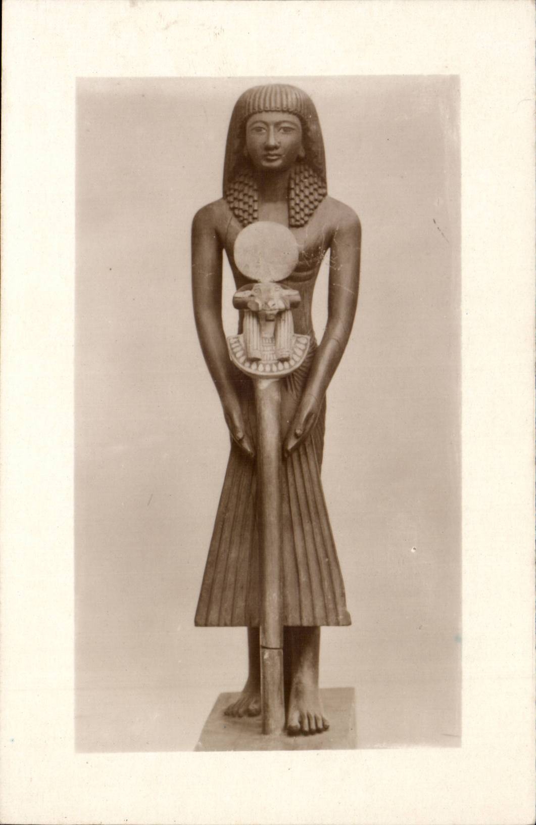 CPA Louvre Antiquites Egyptiennes Egypte Egypt Pretre tenant une enseigne a tete de belier (statuette bois)