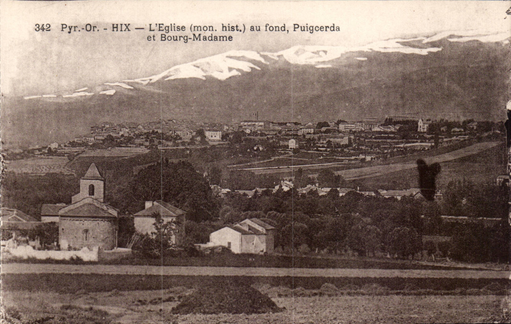 Hix CPa l'eglise au fond Puigcerda et Bourg madame