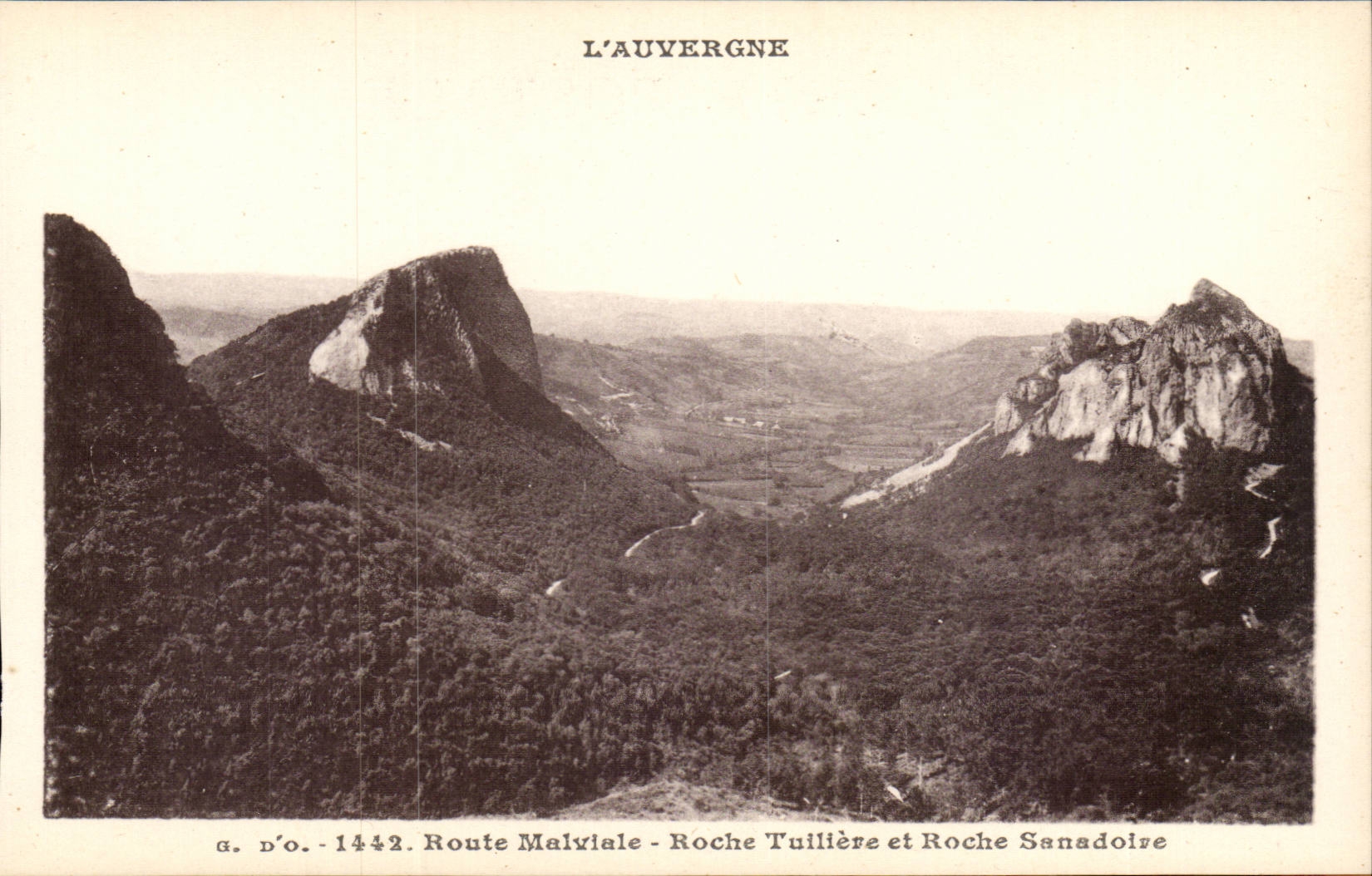 L'Auvergne — Route Malviale, Roche Tuilière et Roche Sanadoire — J. Gouttefangeas (P.-de-D.)