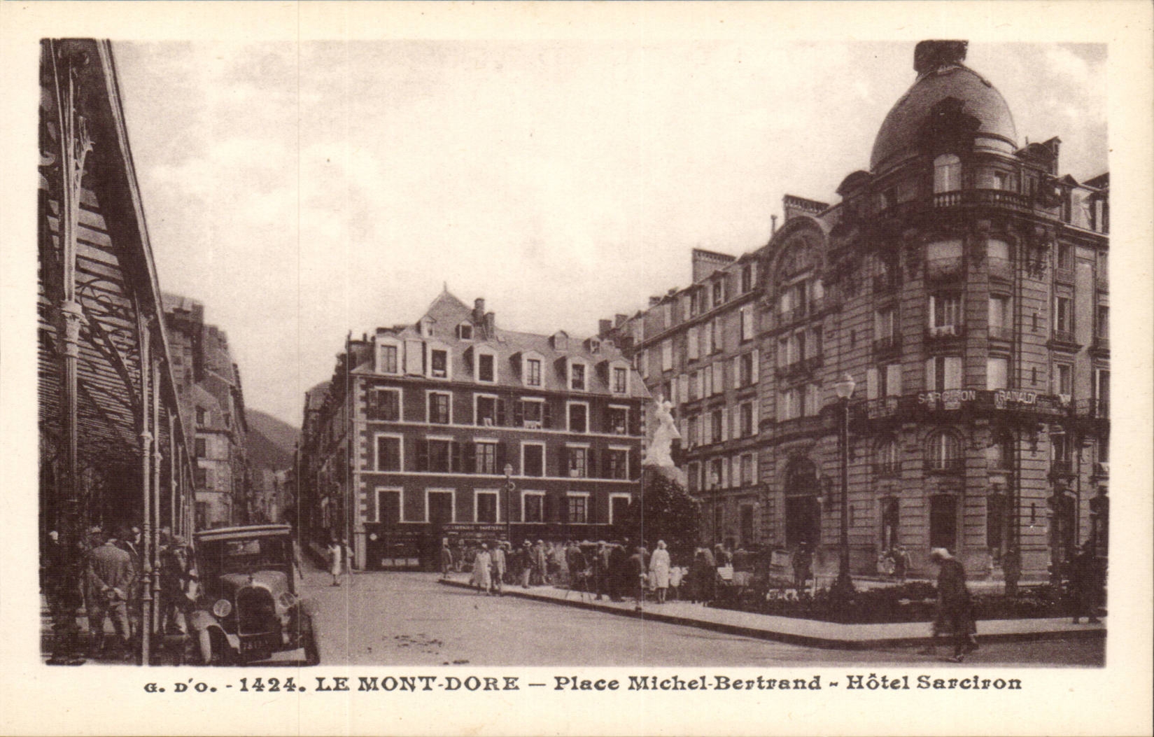 Le Mont-Dore — Place Michel-Bertrand — Hôtel Sarclfon