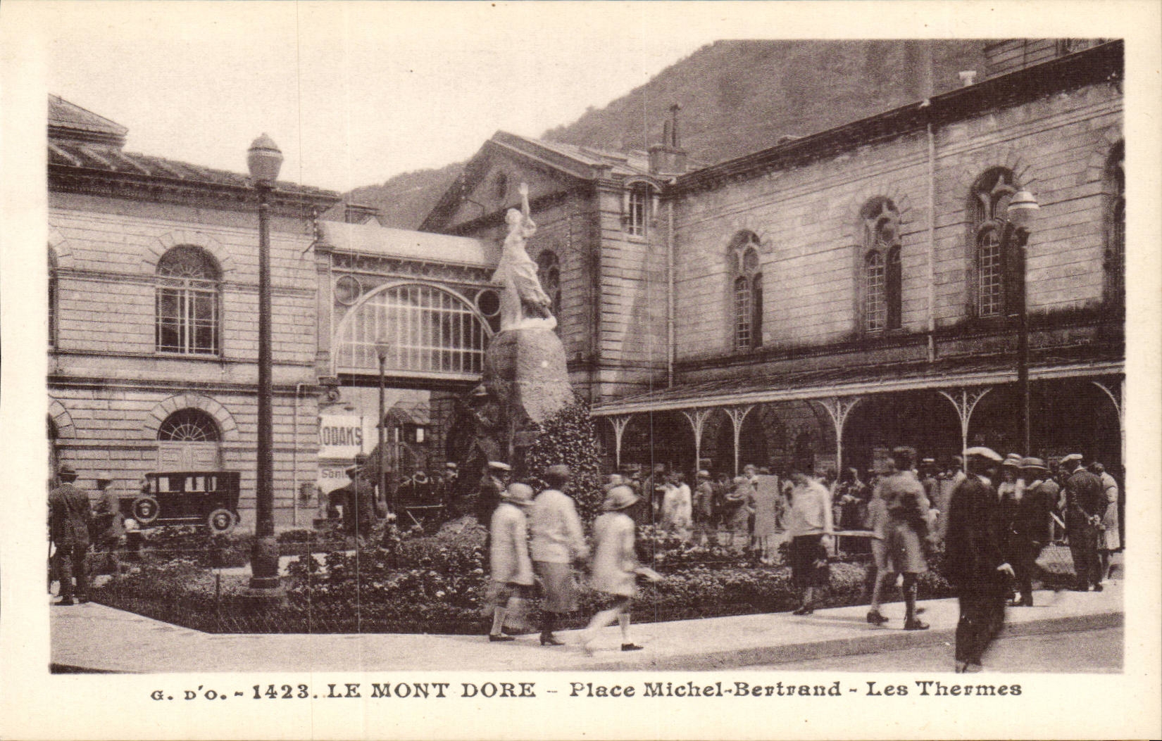Le Mont-Dore - Place Michel-Bertrand - Les Thermes — G. D'O. - n° 1423